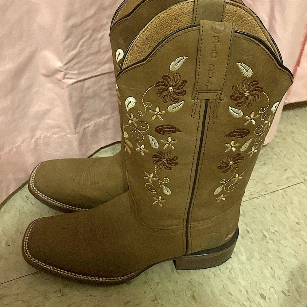 Pretty fall boots with beautiful design